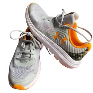 Under Armour Light Gray/Bright Orange Running Shoes.Hustle Size 6Y Camouflage